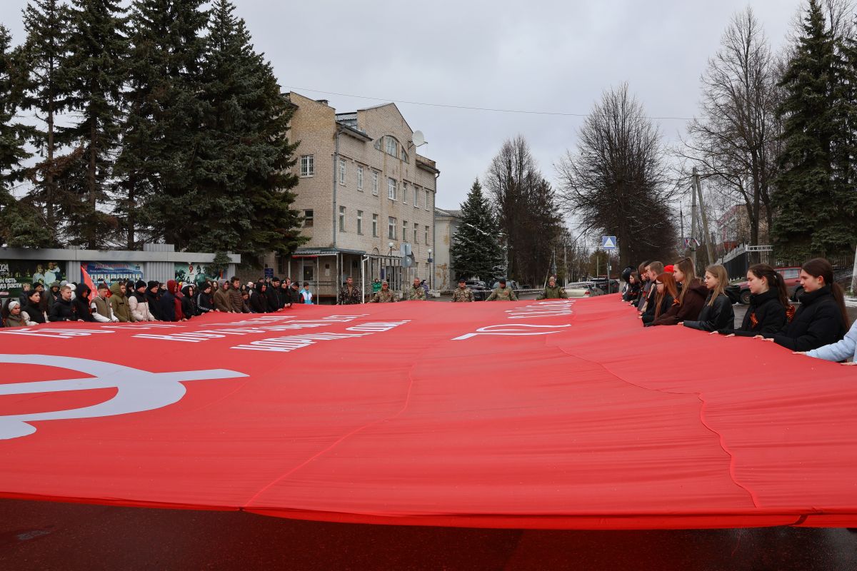 В Черни развернули огромную копию Знамени Победы В Черни развернули огромную копию Знамени Победы