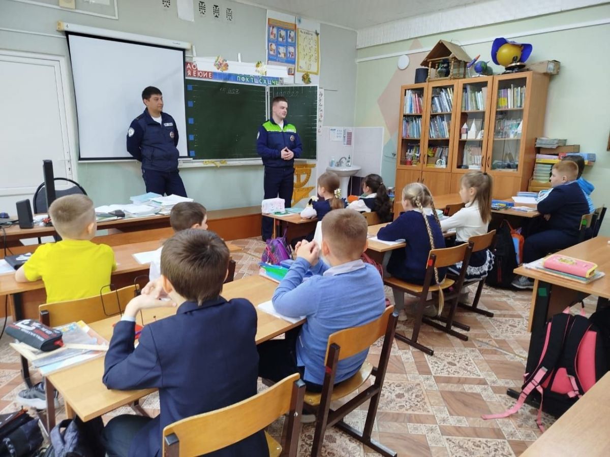 Чернским школьникам рассказали о правилах поведения на дороге Чернским школьникам рассказали о правилах поведения на дороге