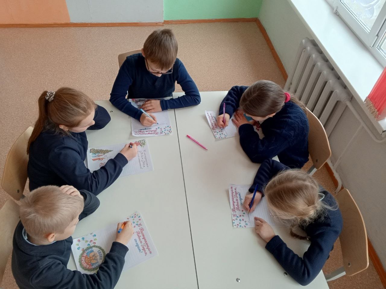 Школьники пишут письма военнослужащим, находящимся в зоне СВО Школьники пишут письма военнослужащим, находящимся в зоне СВО