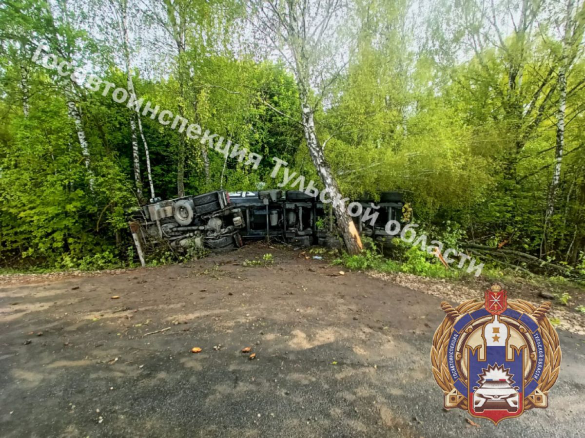 В Чернском районе большегруз съехал в кювет и опрокинулся