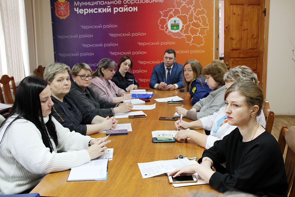В Черни прошло заседание комиссии по делам несовершеннолетних В Черни прошло заседание комиссии по делам несовершеннолетних
