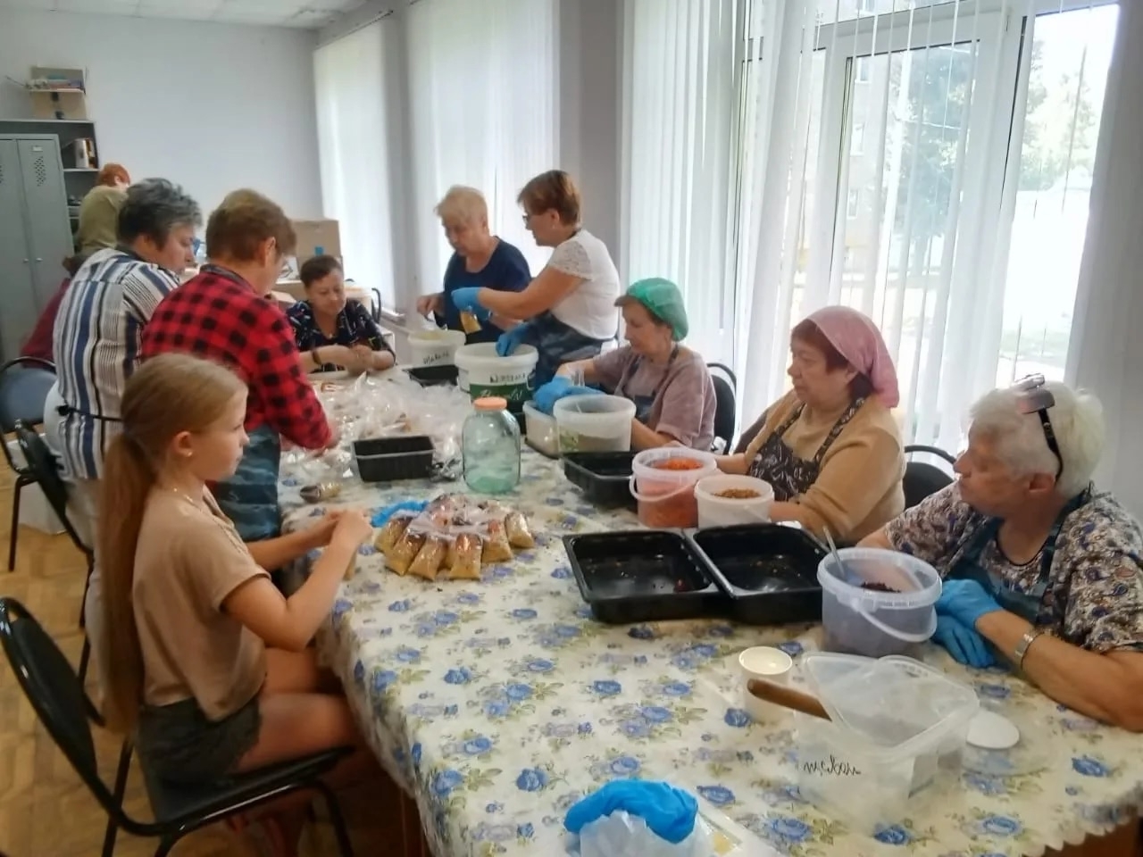 Хозяюшки из добровольческих объединений готовят сублимированную еду для бойцов СВО