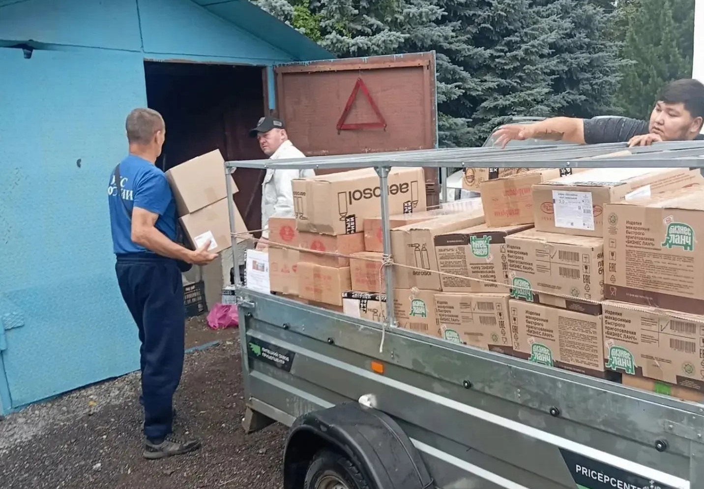 Спасатели вместе с жителями продолжают сбор гумпомощи бойцам СВО