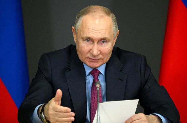 Президент России поручил продлить до 2030 года сроки программ «Земский доктор», «Земский фельдшер» и «Земский учитель»